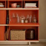 Βιβλιοθήκη Balance σε Απόχρωση Acacia με Terracotta Κουτιά 138x32x170
